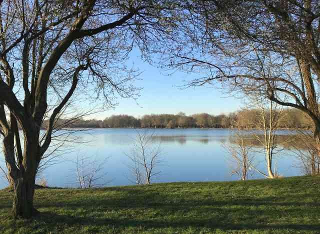 A pretty artificial lake at Arnage, France.